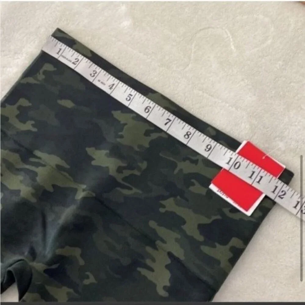 SPANX NWT Look at me Now Camo Green Seamless Leggings Size Medium‎